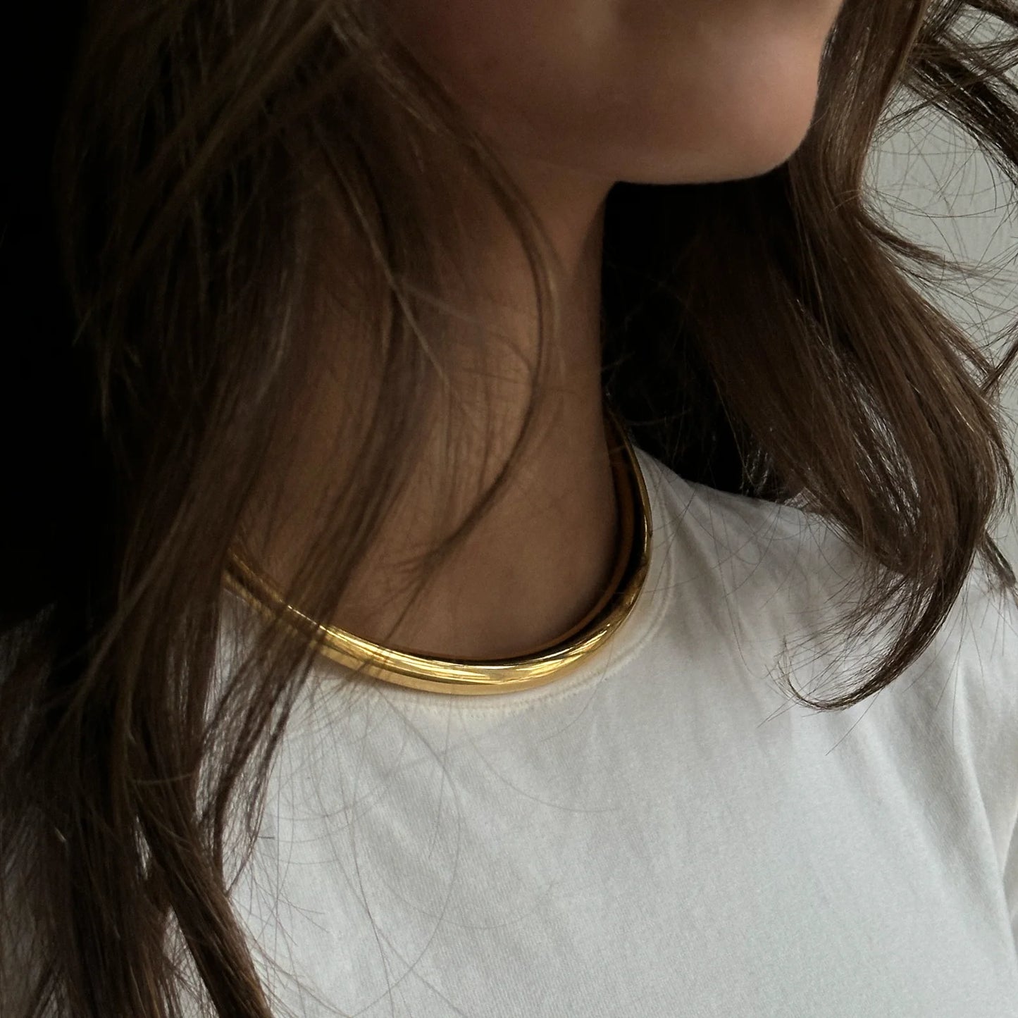 Odessa Necklace fra Pico - Forgyldt - Detaljefoto på model