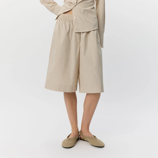 BlairSW Bermuda Shorts fra Sofie Schnoor - Off White/Black Stripe - På model