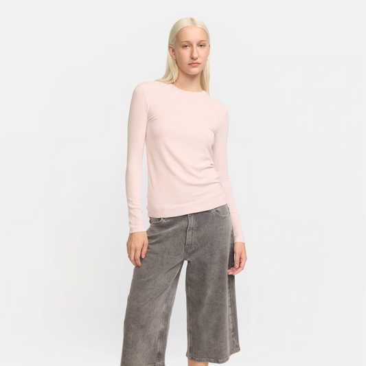 SRFenja O-Neck Top - Hushed Violet - Model