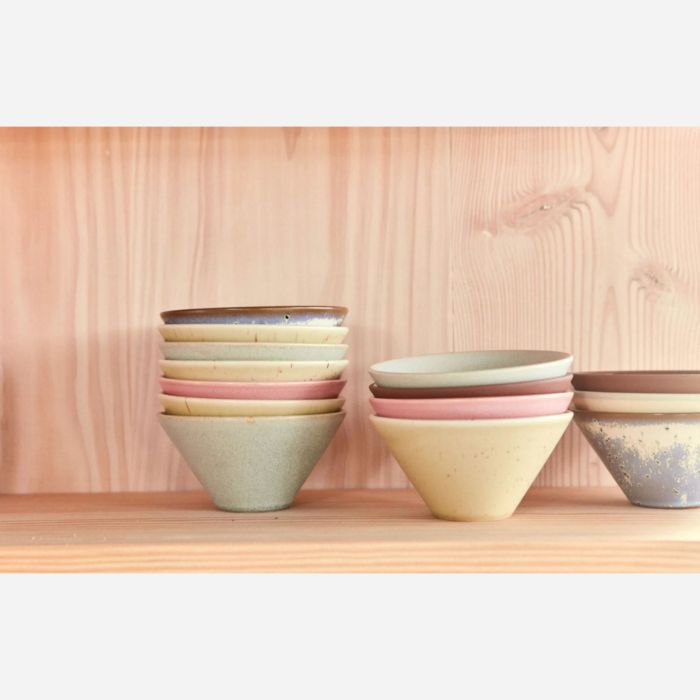 Yuka skåle fra Oyoy Living Design i alle farver stablet