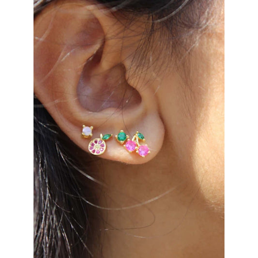 Grapefrugt øreringe fra Pico i forgyldt sølv med små krystaller, på model, 200 kr. pr. par