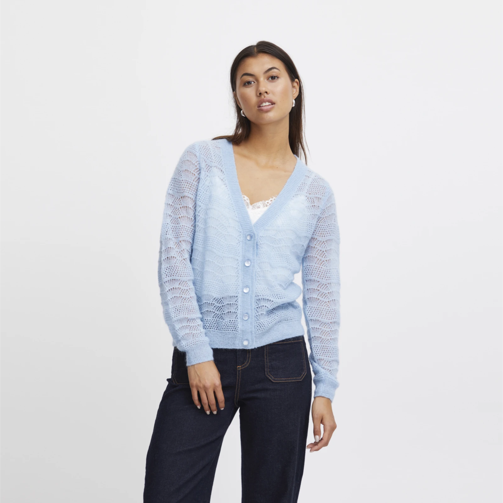 Irdrew Cardigan fra Atelier Rêve i Blue Bell på model