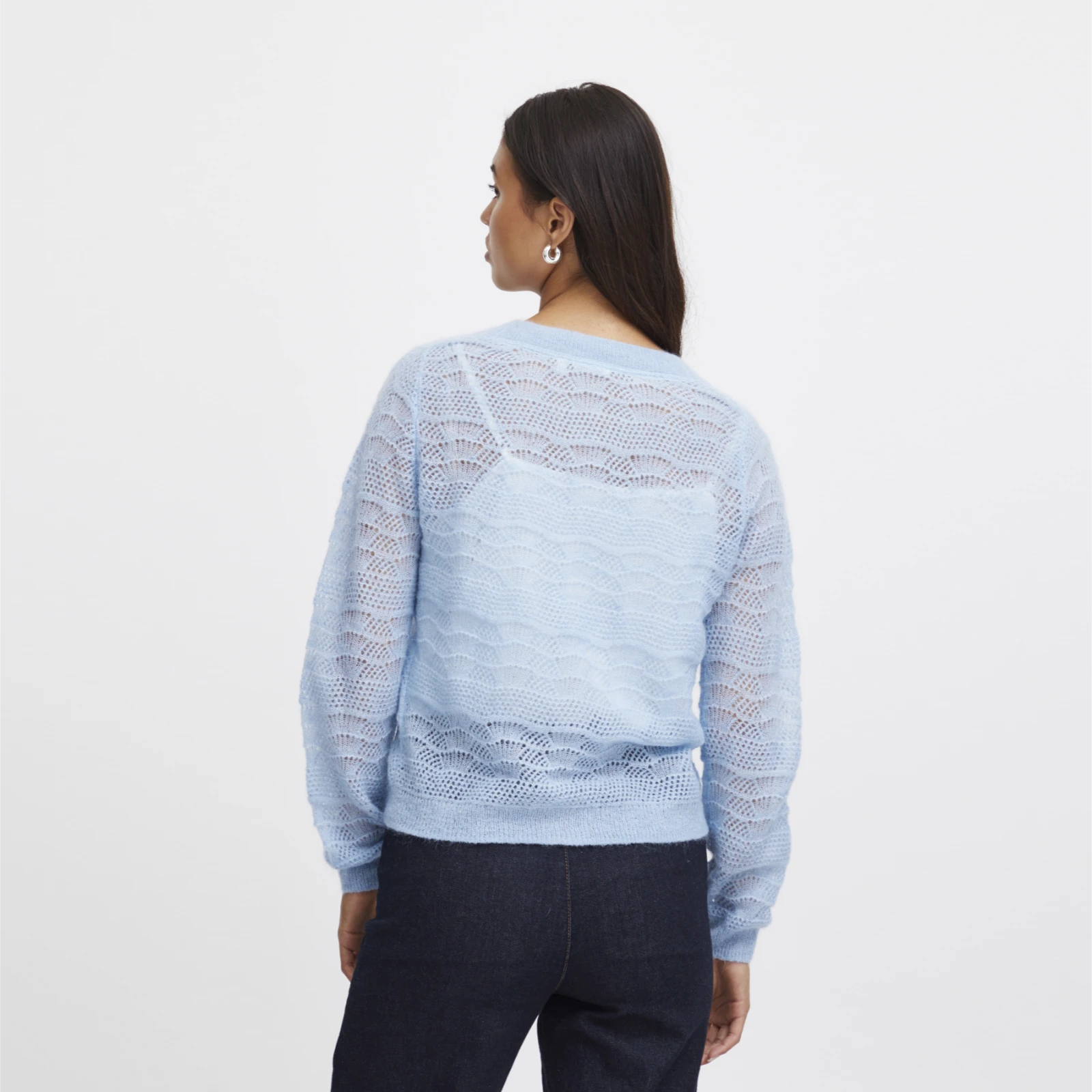 Irdrew Cardigan fra Atelier Rêve i Blue Bell på model fra ryggen