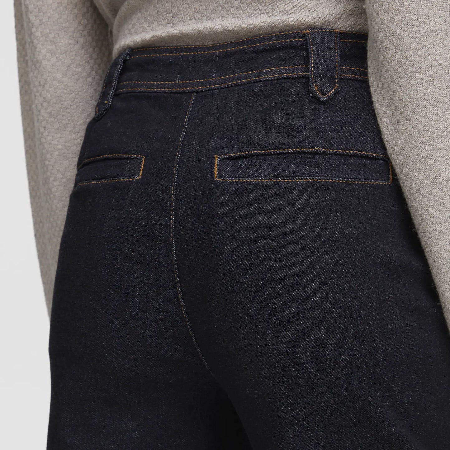 Ireloi Jeans fra Atelier Rêve i Dark Blue Denim (detalje bagpå)