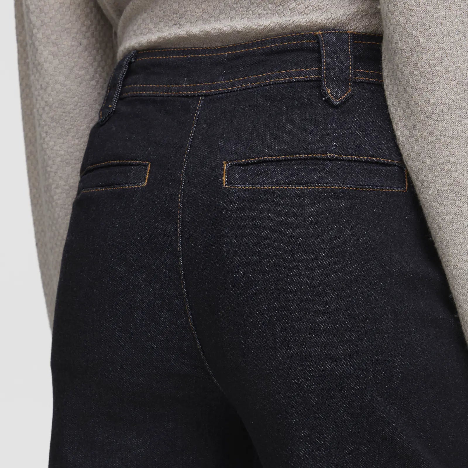 Ireloi Jeans fra Atelier Rêve i Dark Blue Denim (detalje bagpå)