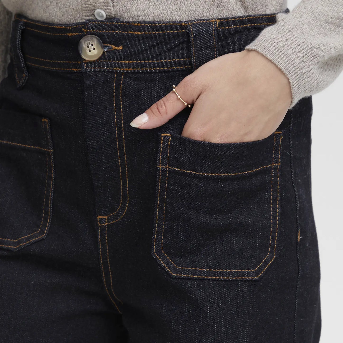 Ireloi Jeans fra Atelier Rêve i Dark Blue Denim (detalje lomme)