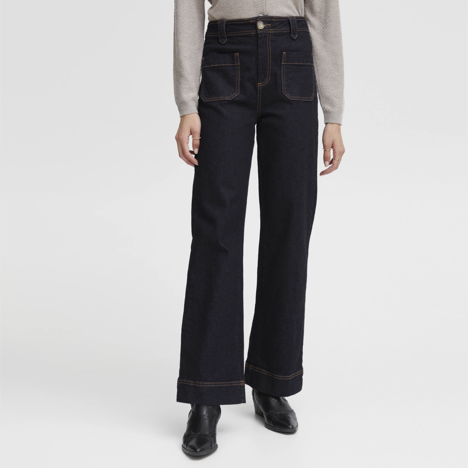 Ireloi Jeans fra Atelier Rêve i Dark Blue Denim på model
