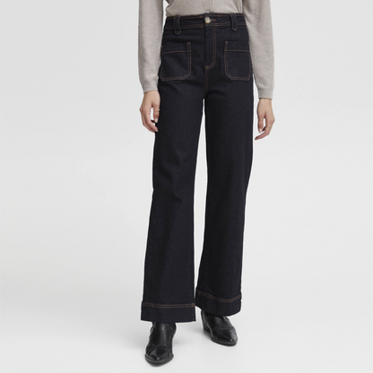 Ireloi Jeans fra Atelier Rêve i Dark Blue Denim på model