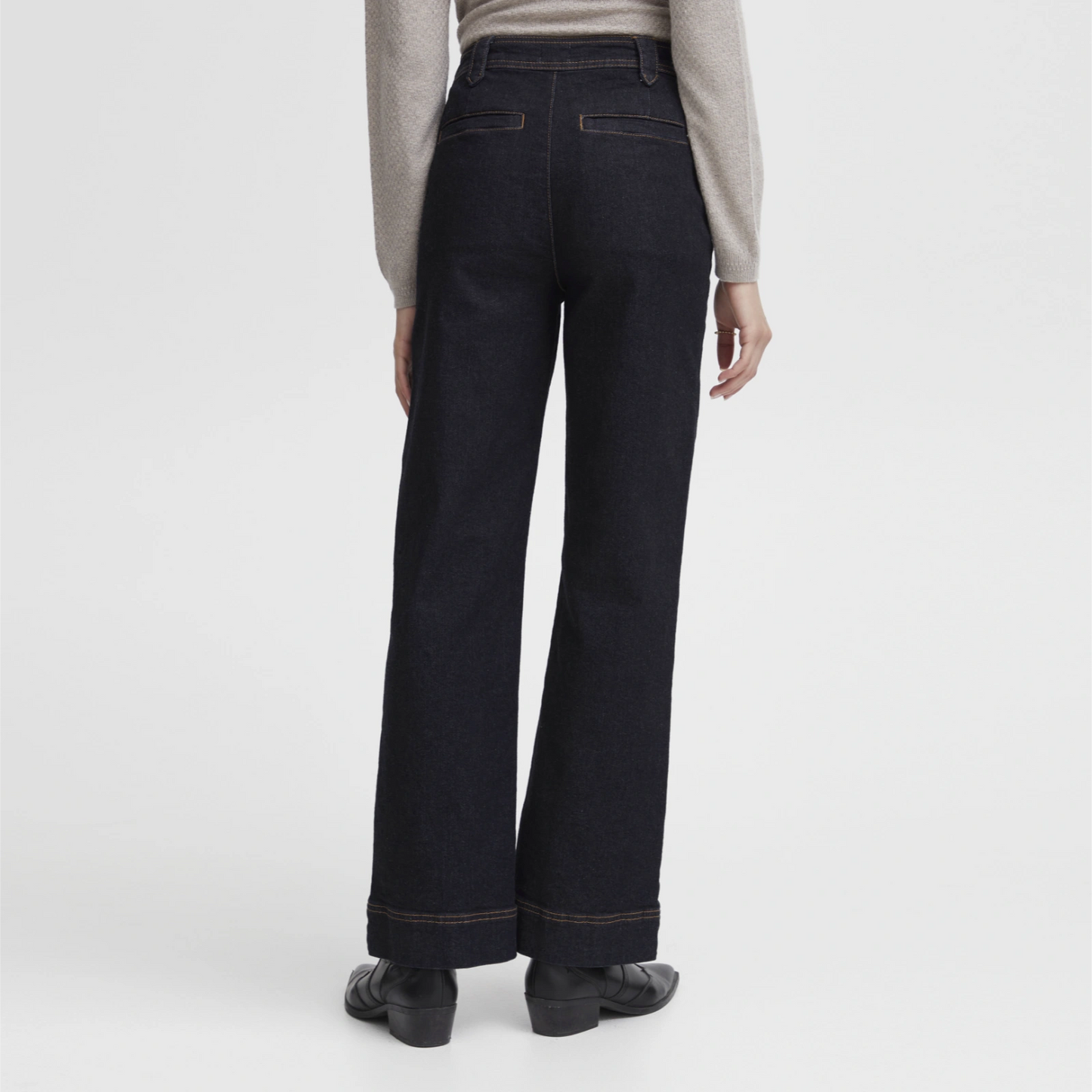 Ireloi Jeans fra Atelier Rêve i Dark Blue Denim på model bagfra