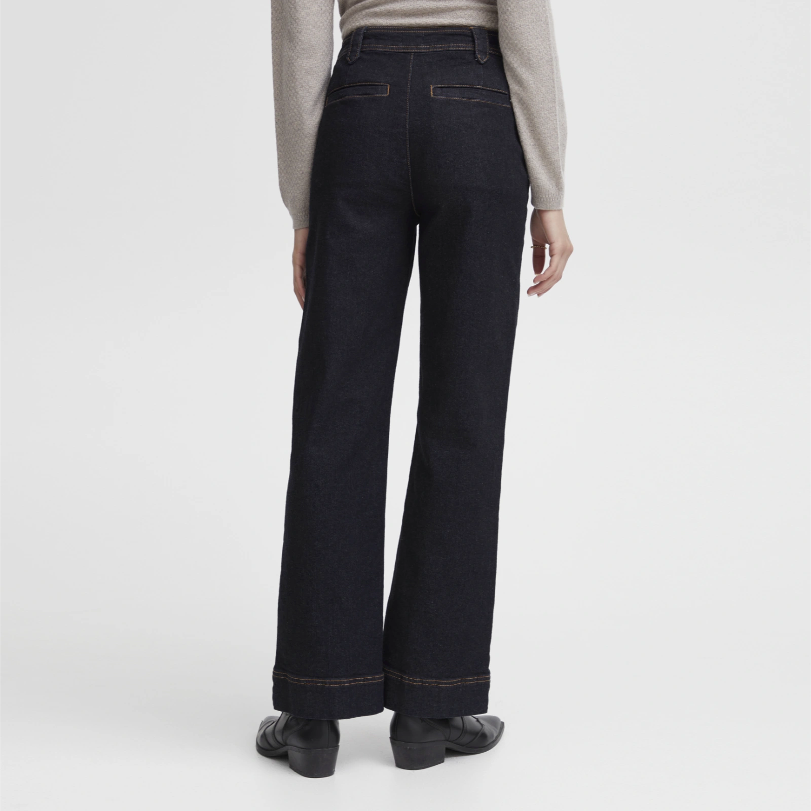 Ireloi Jeans fra Atelier Rêve i Dark Blue Denim på model bagfra