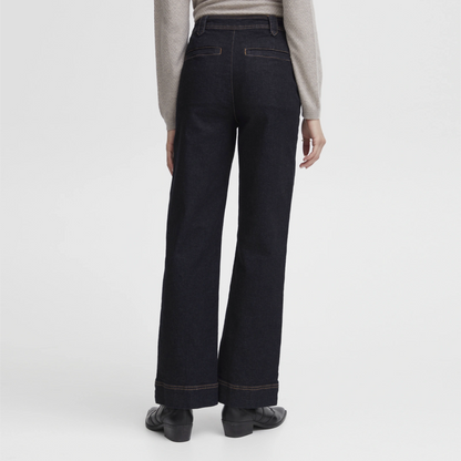 Ireloi Jeans fra Atelier Rêve i Dark Blue Denim på model bagfra