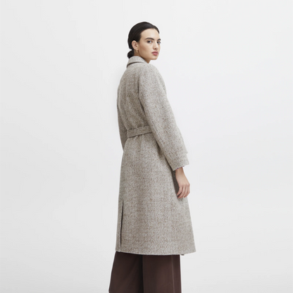 Irfreja frakke fra Atelier Rêve på model fra ryggen
