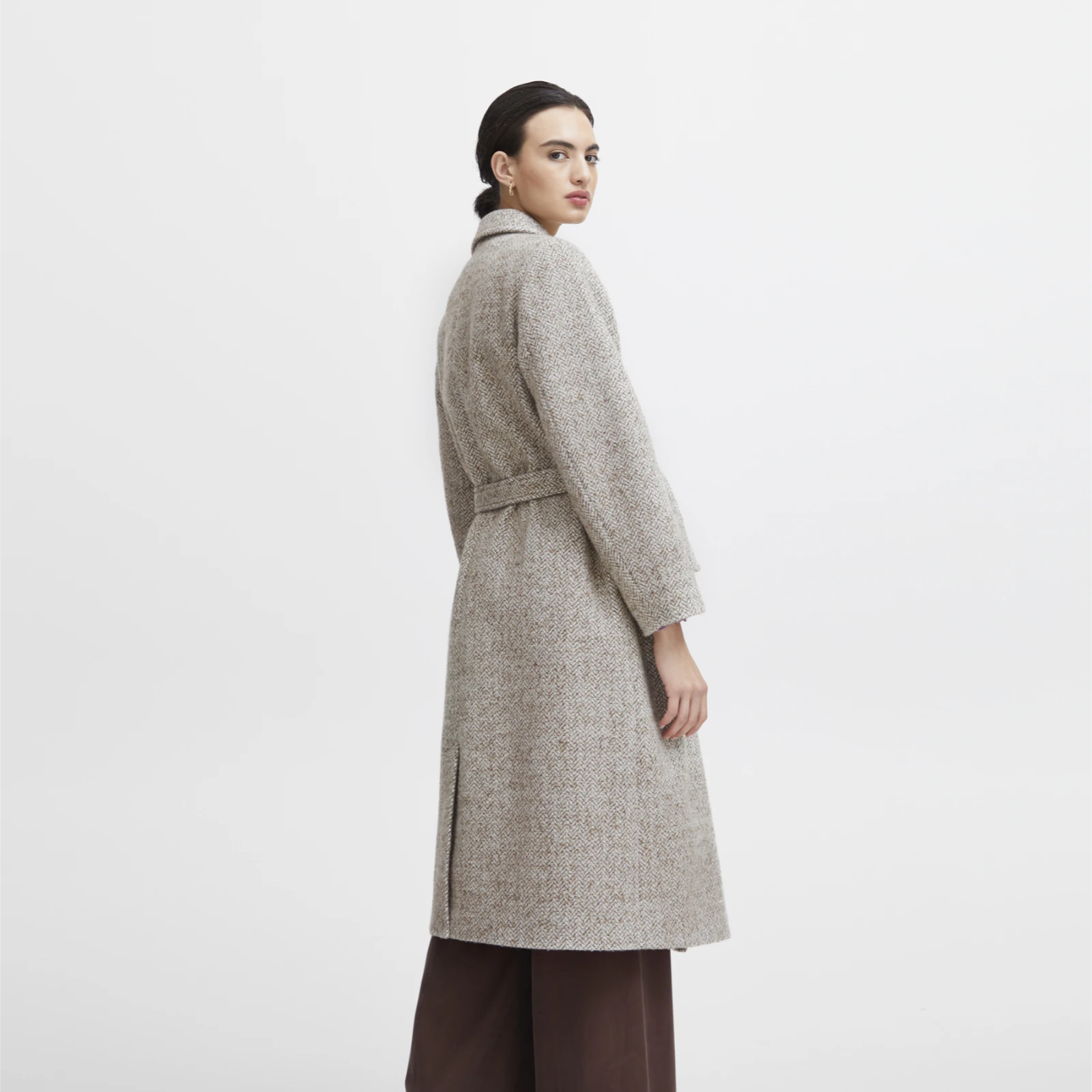 Irfreja frakke fra Atelier Rêve på model fra ryggen