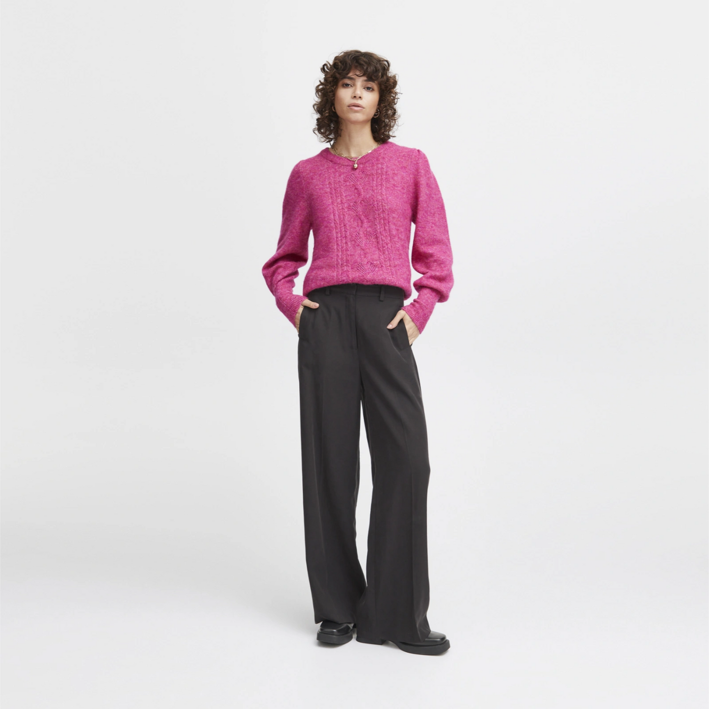 Irlenno bukser fra Atelier Rêve i sort på model (fuld længde)