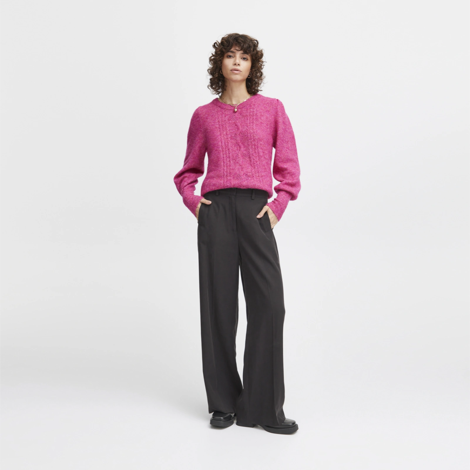 Irlenno bukser fra Atelier Rêve i sort på model (fuld længde)