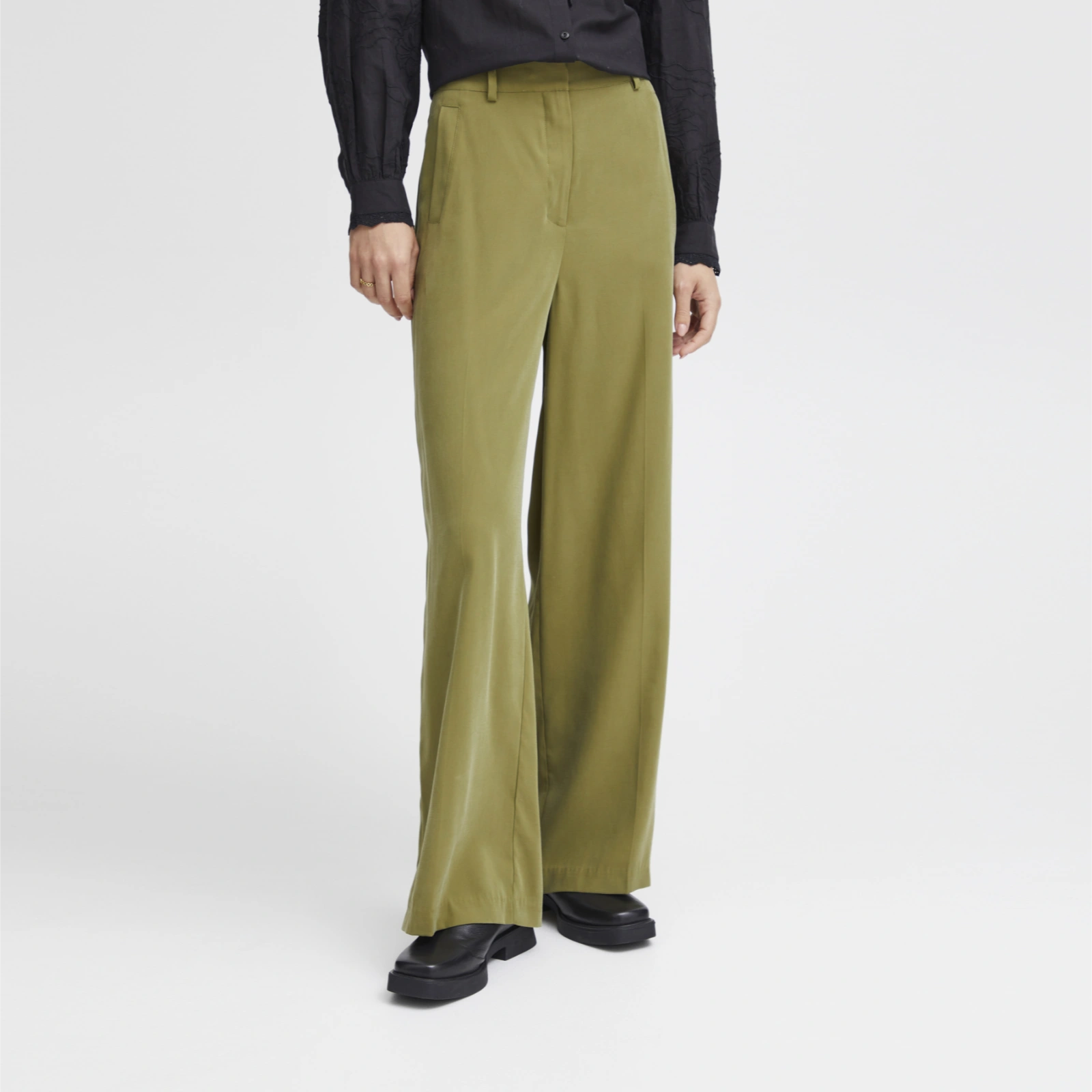 Irleono bukser fra Atelier Rêve i Olive Branch på model
