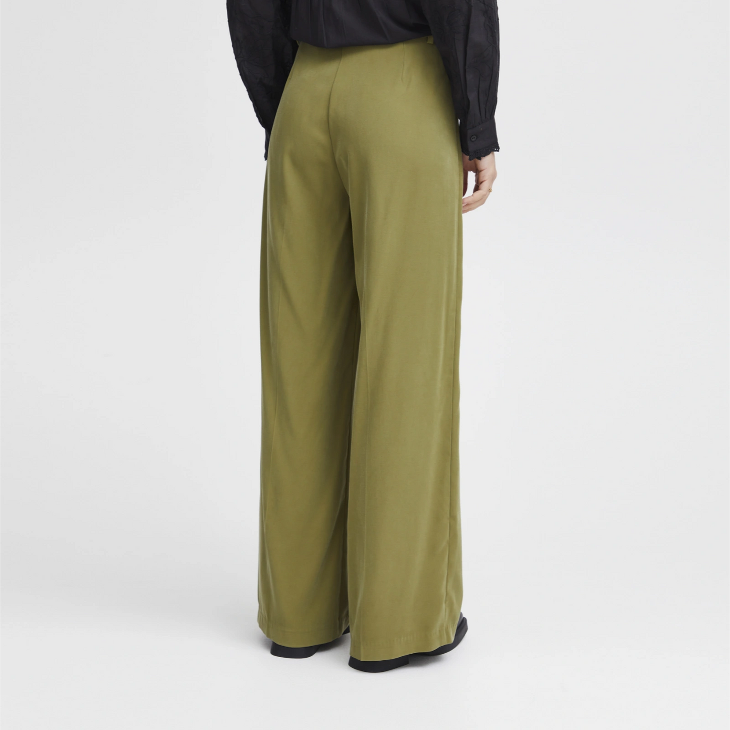 Irleono bukser fra Atelier Rêve i Olive Branch på model bagfra