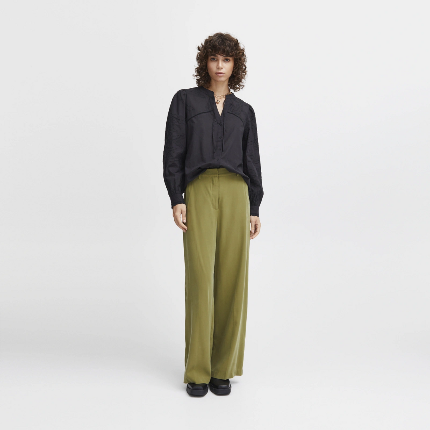 Irleono bukser fra Atelier Rêve i Olive Branch på model (fuld silhuet)