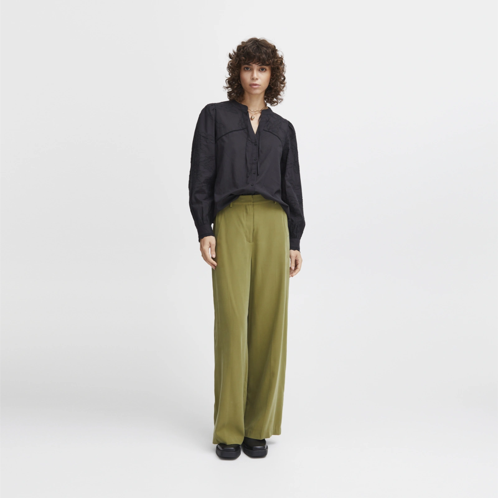 Irleono bukser fra Atelier Rêve i Olive Branch på model (fuld silhuet)