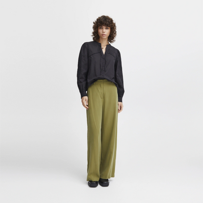 Irleono bukser fra Atelier Rêve i Olive Branch på model (fuld silhuet)