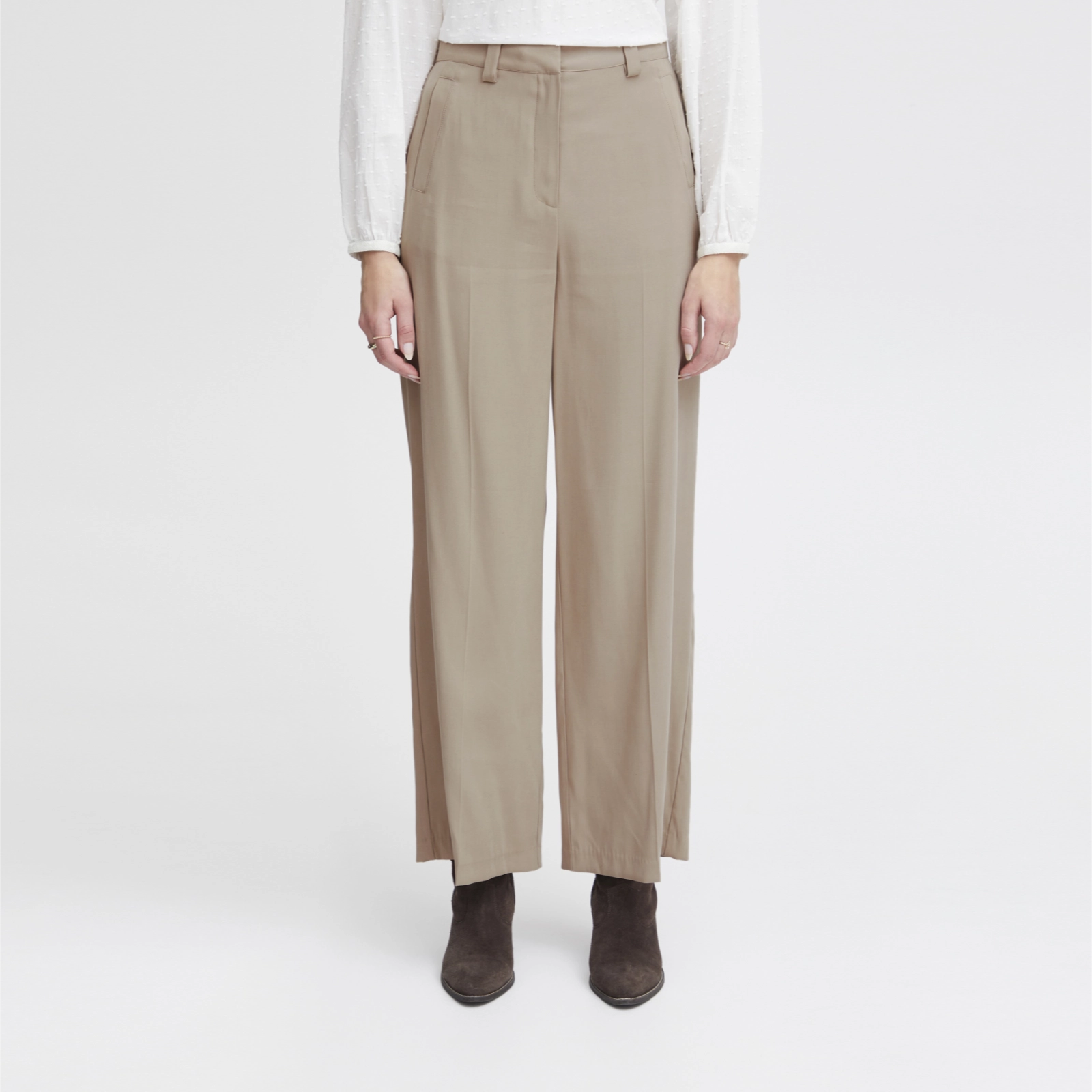 Irleono bukser fra Atelier Reve i Cobblestone (model)