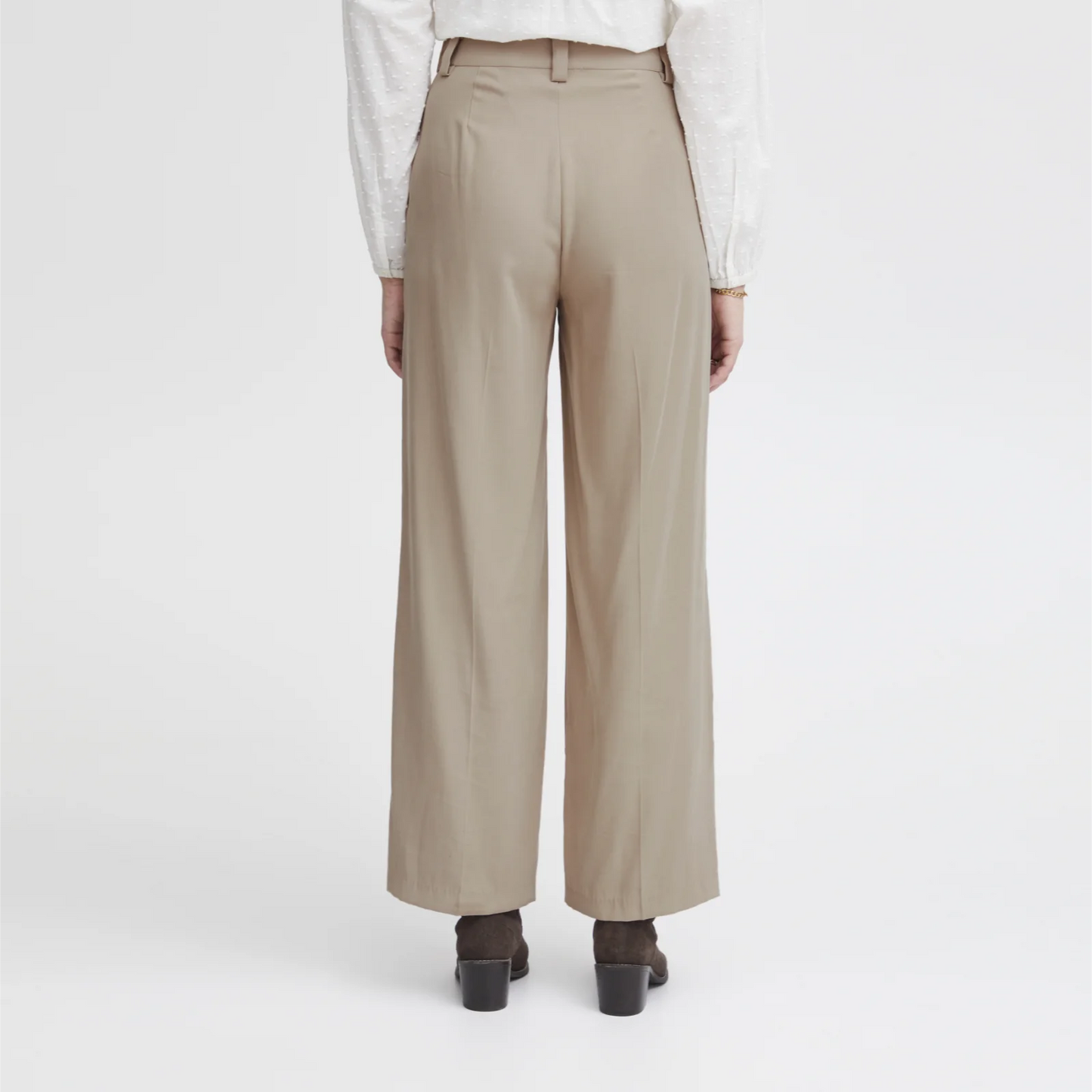 Irleono bukser fra Atelier Reve i Cobblestone (model bag)