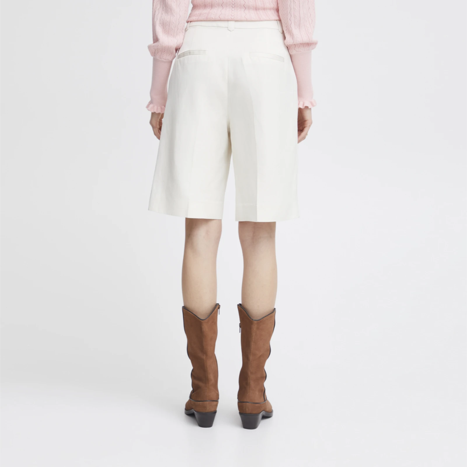 Irlinvi Shorts fra Atelier Rêve på model bagfra