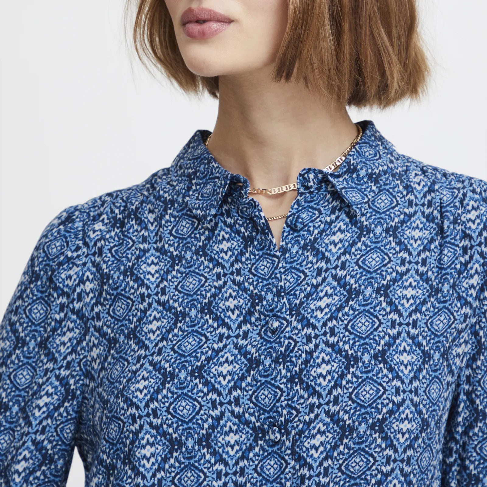 Detalje af Irnoella Skjorte fra Atelier Reve i Blue Ikat