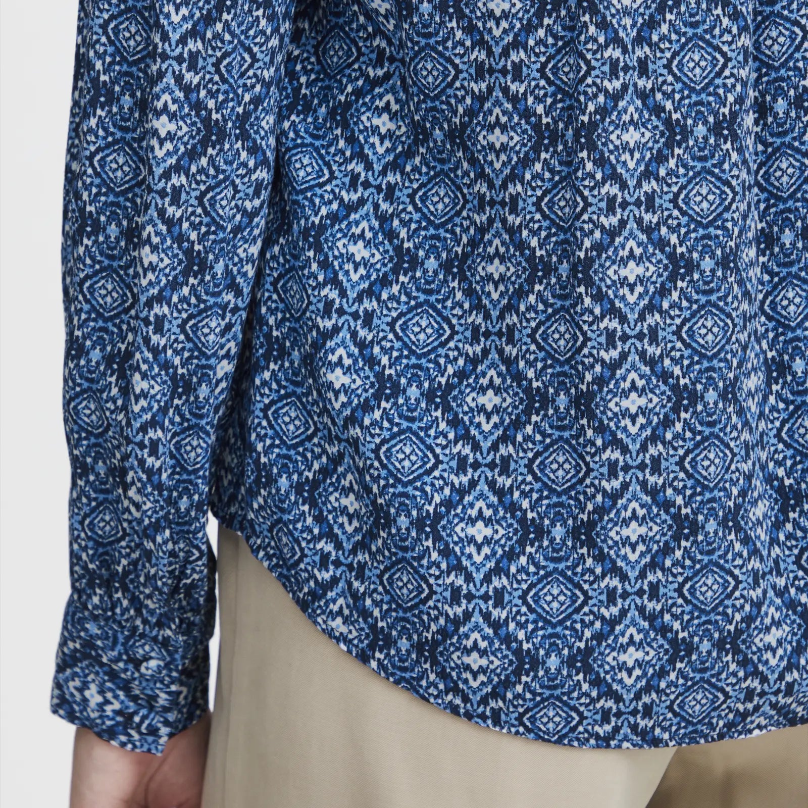 Irnoella Skjorte fra Atelier Reve i Blue Ikat (mønsterdetalje)