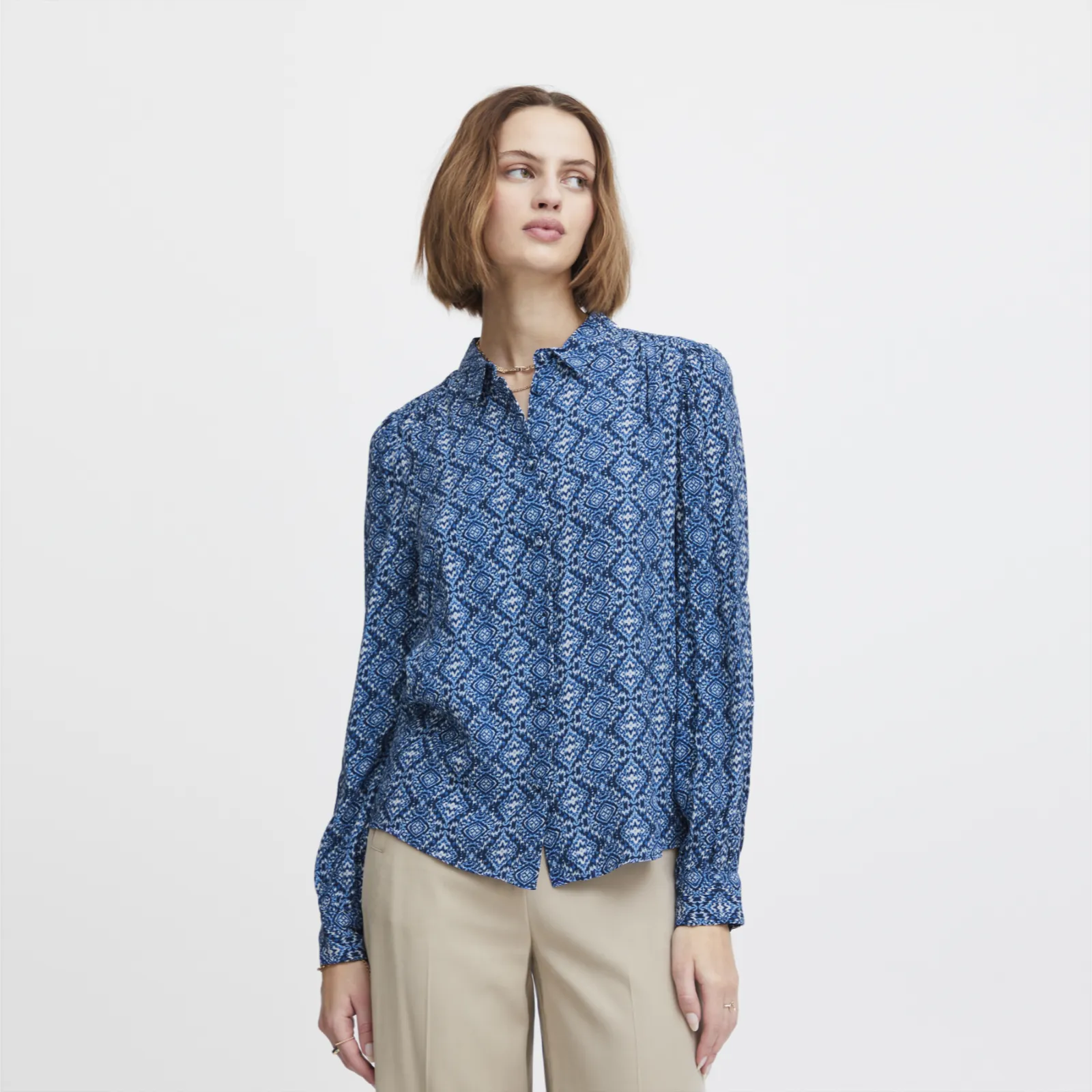 Irnoella Skjorte fra Atelier Reve i Blue Ikat på model