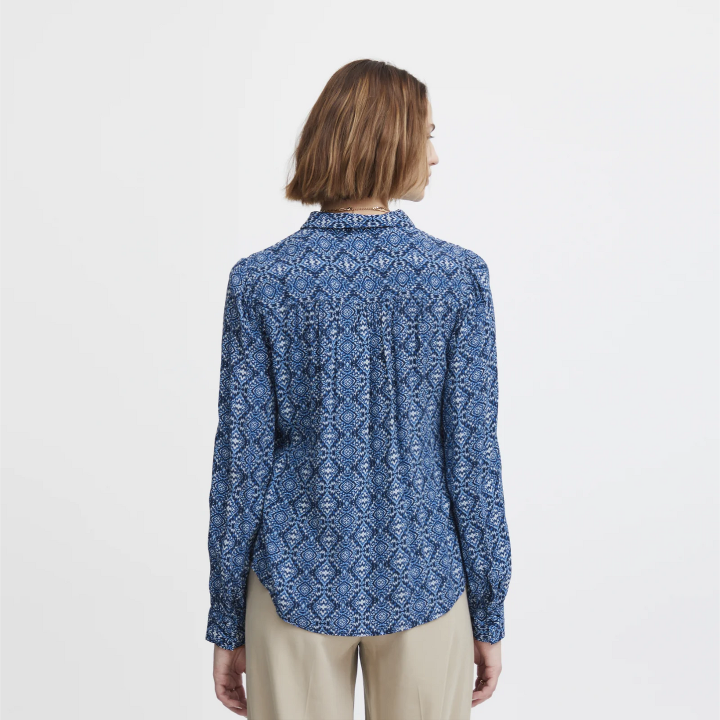 Irnoella Skjorte fra Atelier Reve i Blue Ikat på model bagfra