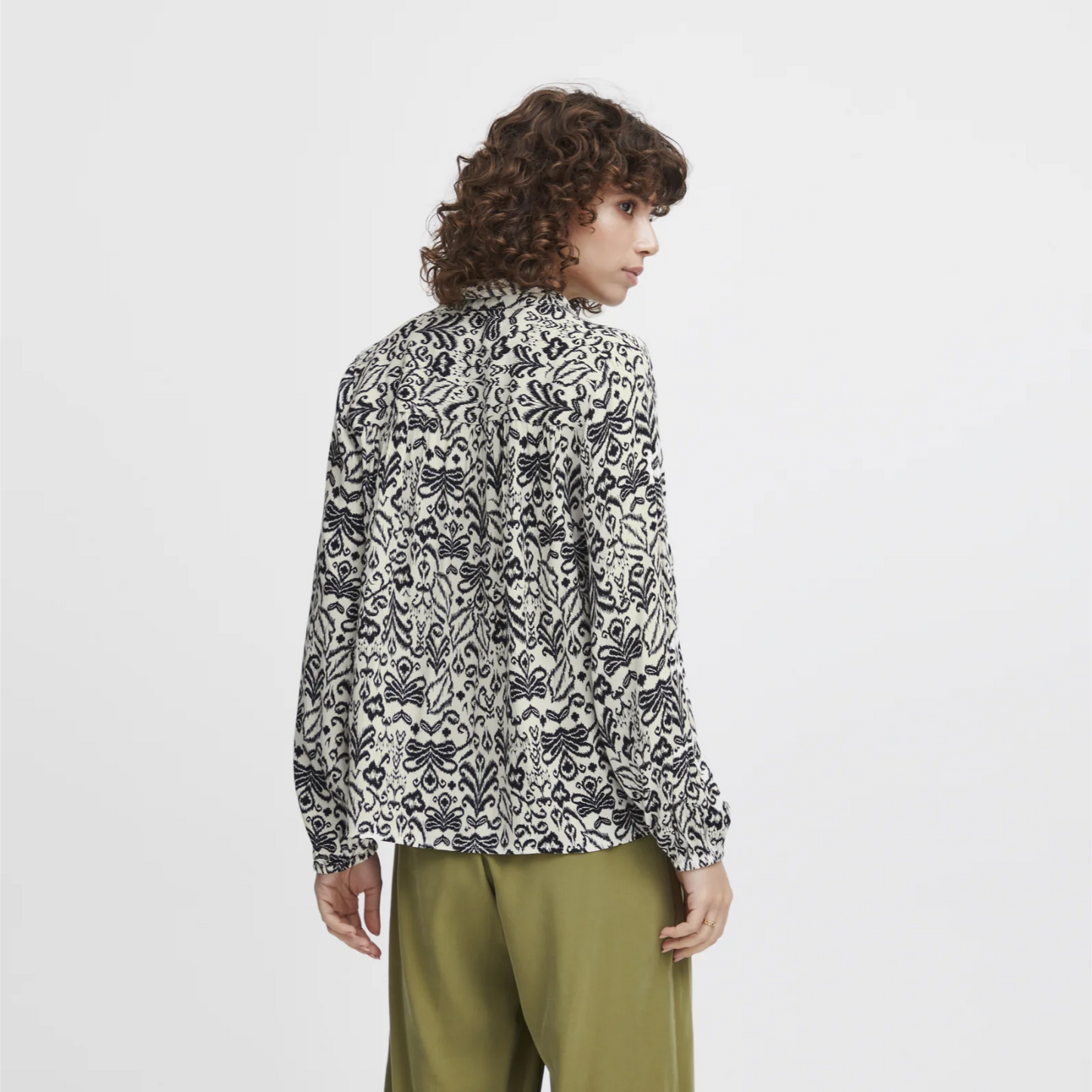 Irrosie Skjorte fra Atelier Rêve på model fra ryggen