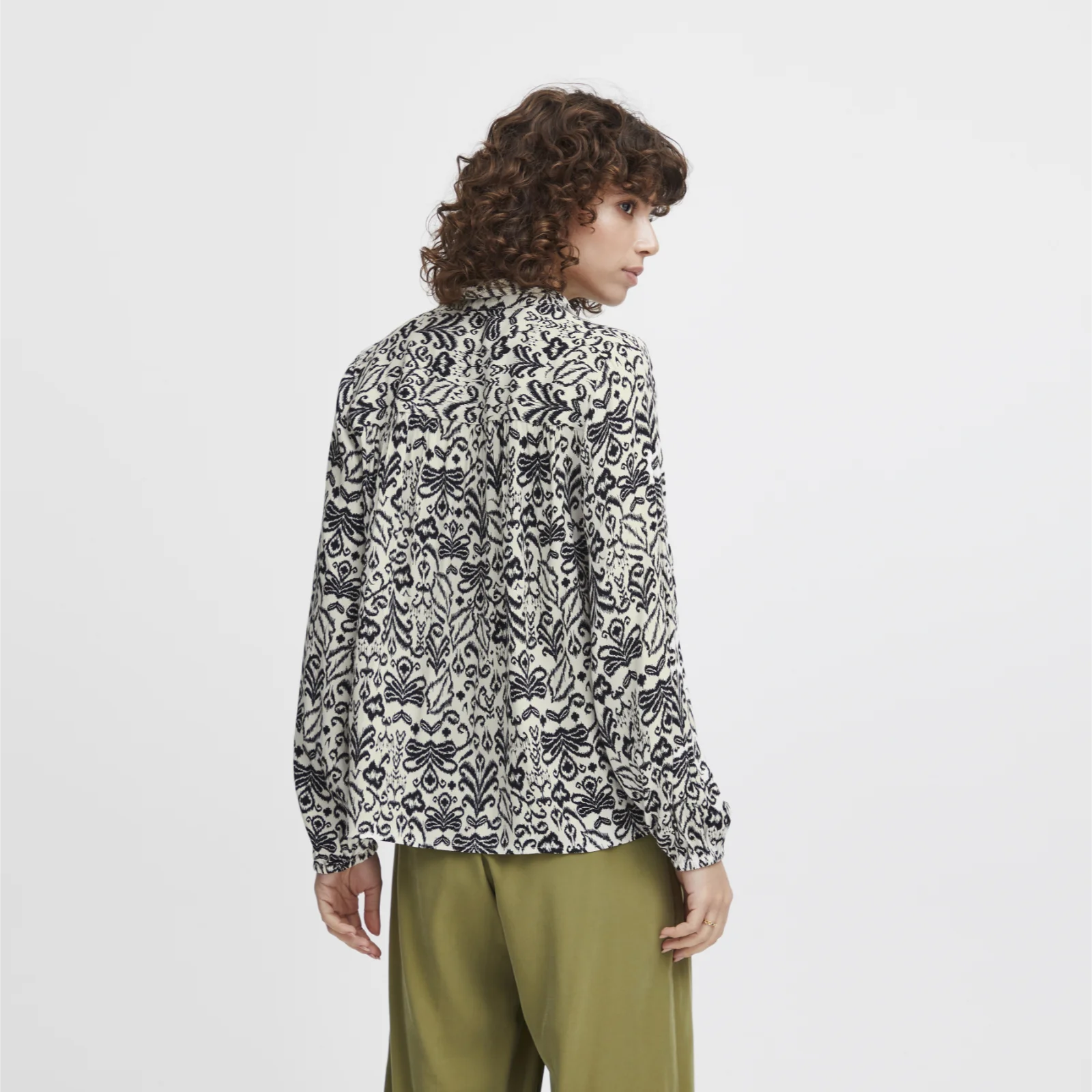 Irrosie Skjorte fra Atelier Rêve på model fra ryggen
