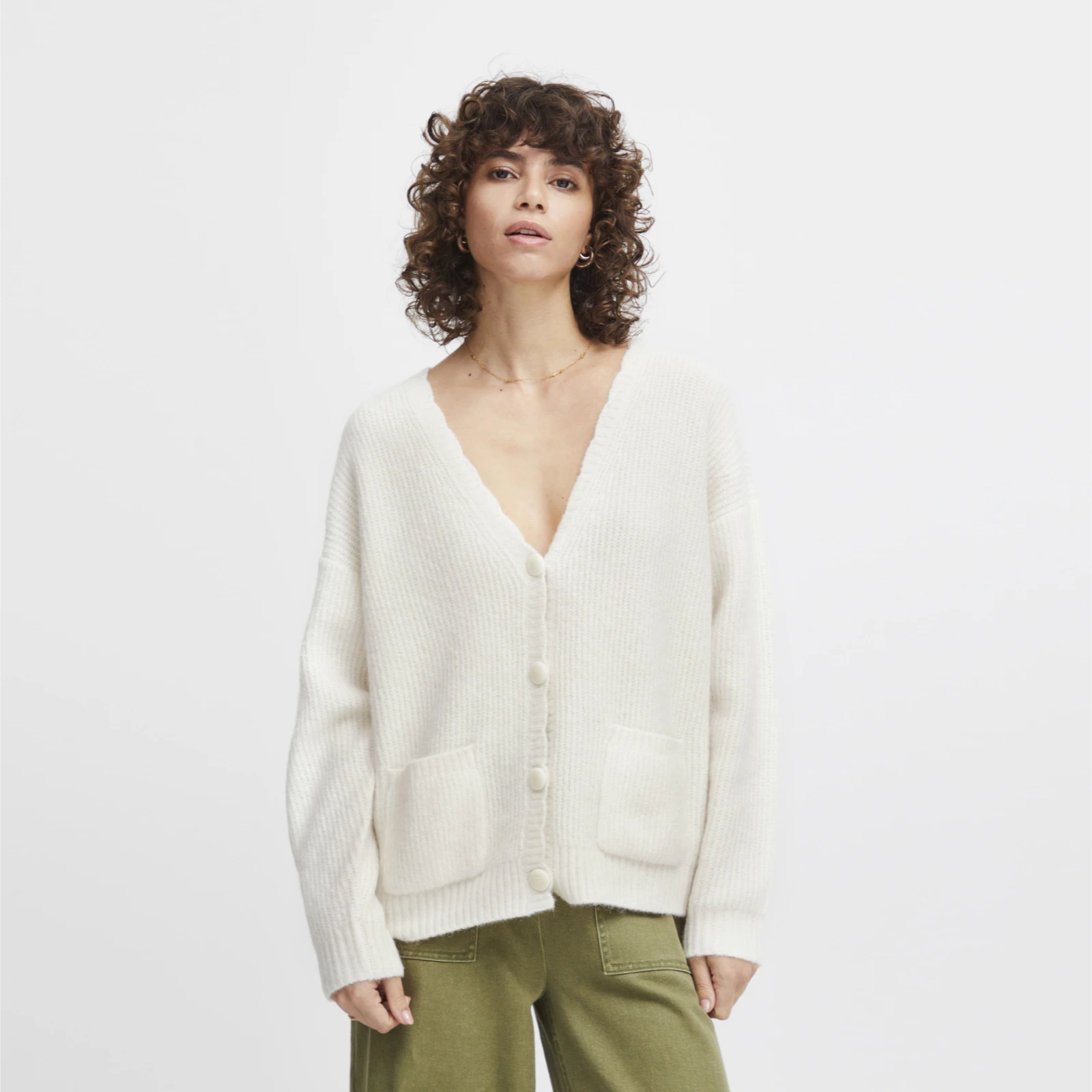 Irsilvi Cardigan fra Atelier Rêve på model