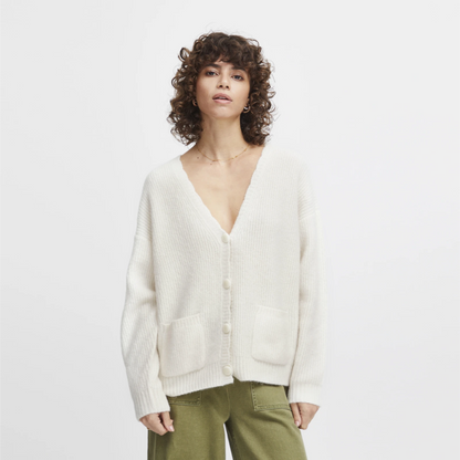 Irsilvi Cardigan fra Atelier Rêve på model