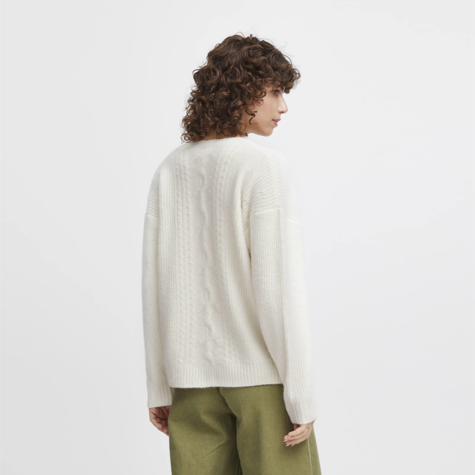 Irsilvi Cardigan fra Atelier Rêve på model fra ryggen