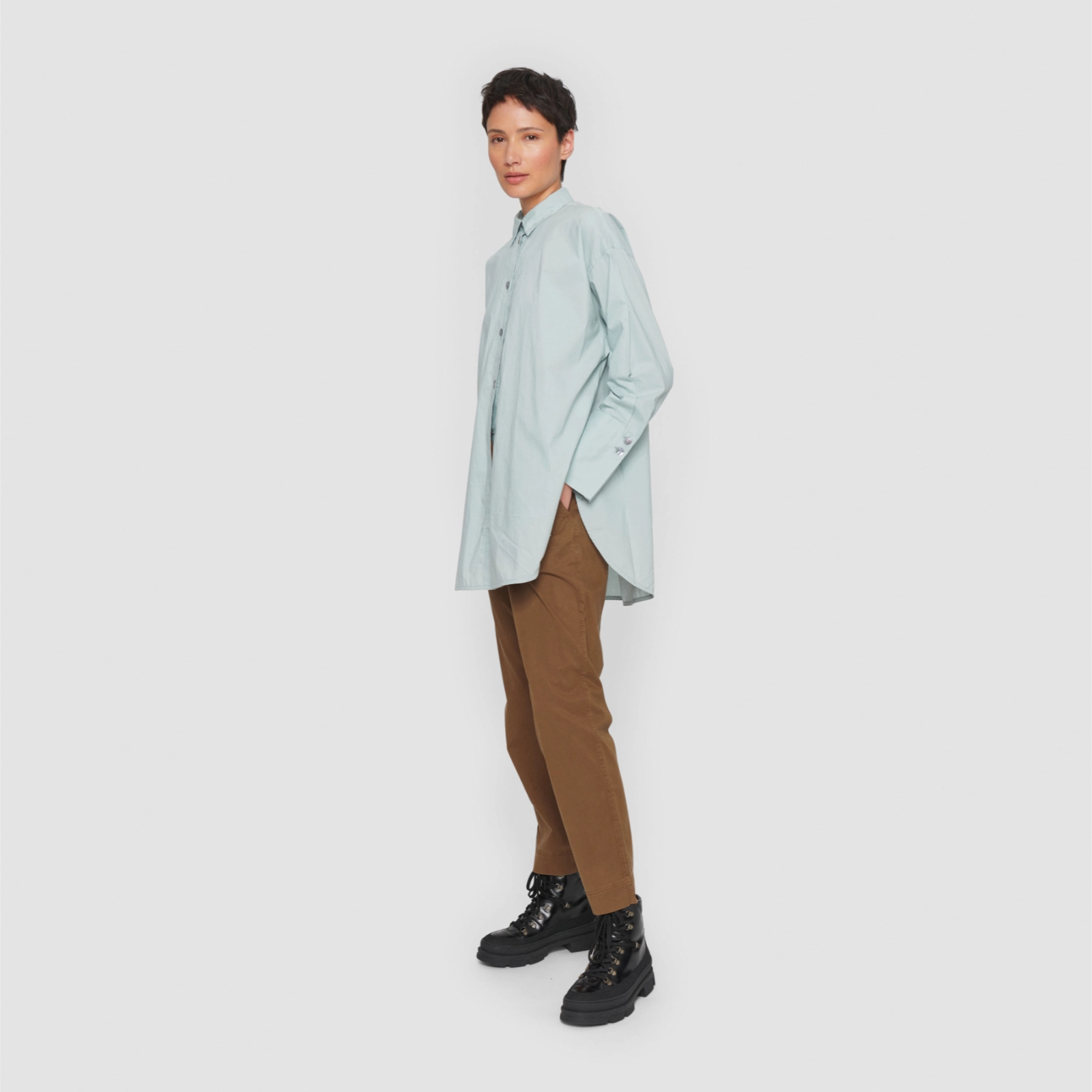 Core Cotton Skjorte fra Bitte Kai Rand i Grey Mist på model