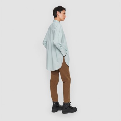 Core Cotton Skjorte fra Bitte Kai Rand i Grey Mist på model fra ryggen