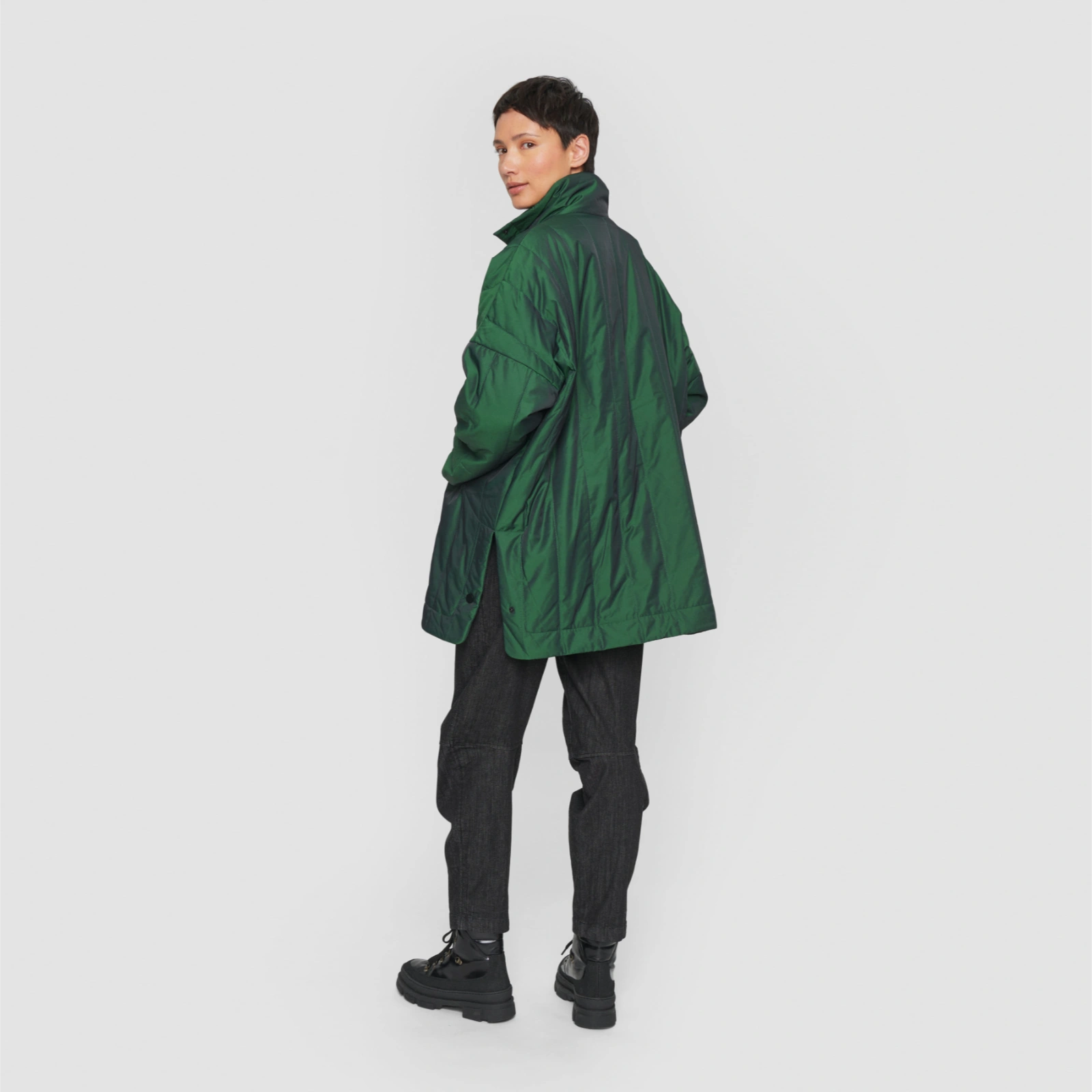 Changeant Nylon Jakke fra BITTE KAI RAND i Green på model fra ryggen