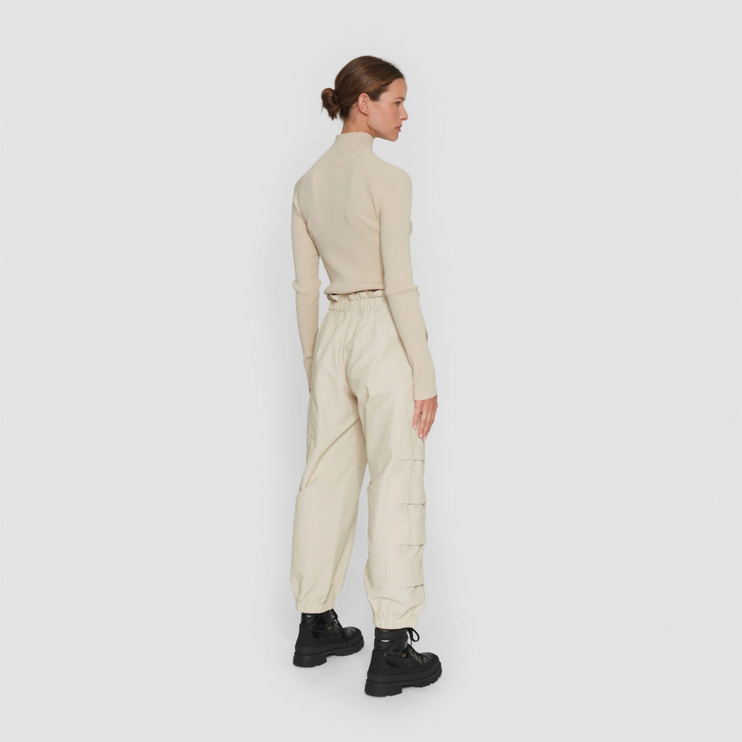 Kawamure Cotton Elastik Bukser fra Bitte Kai Rand på model fra ryggen