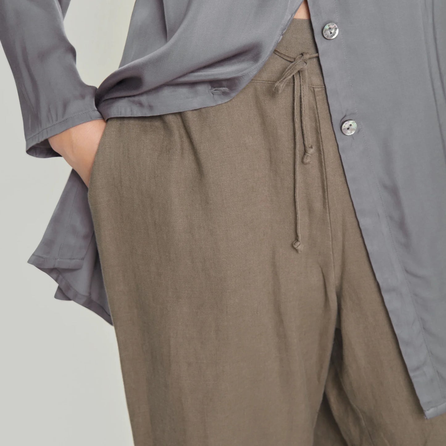 Detalje af Lazy Linen Lige bukser fra Bitte Kai Rand i Chocolate Chip