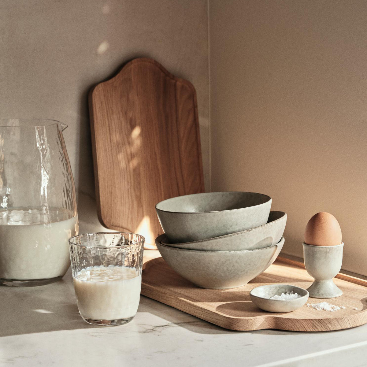 Hammered Kande fra Broste - Clear - På køkkenbord