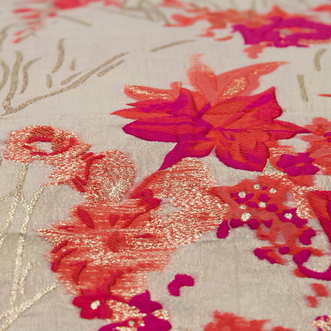 Storblomstret pudebetræk fra Dagny i offwhite/rød/lurex (detalje)