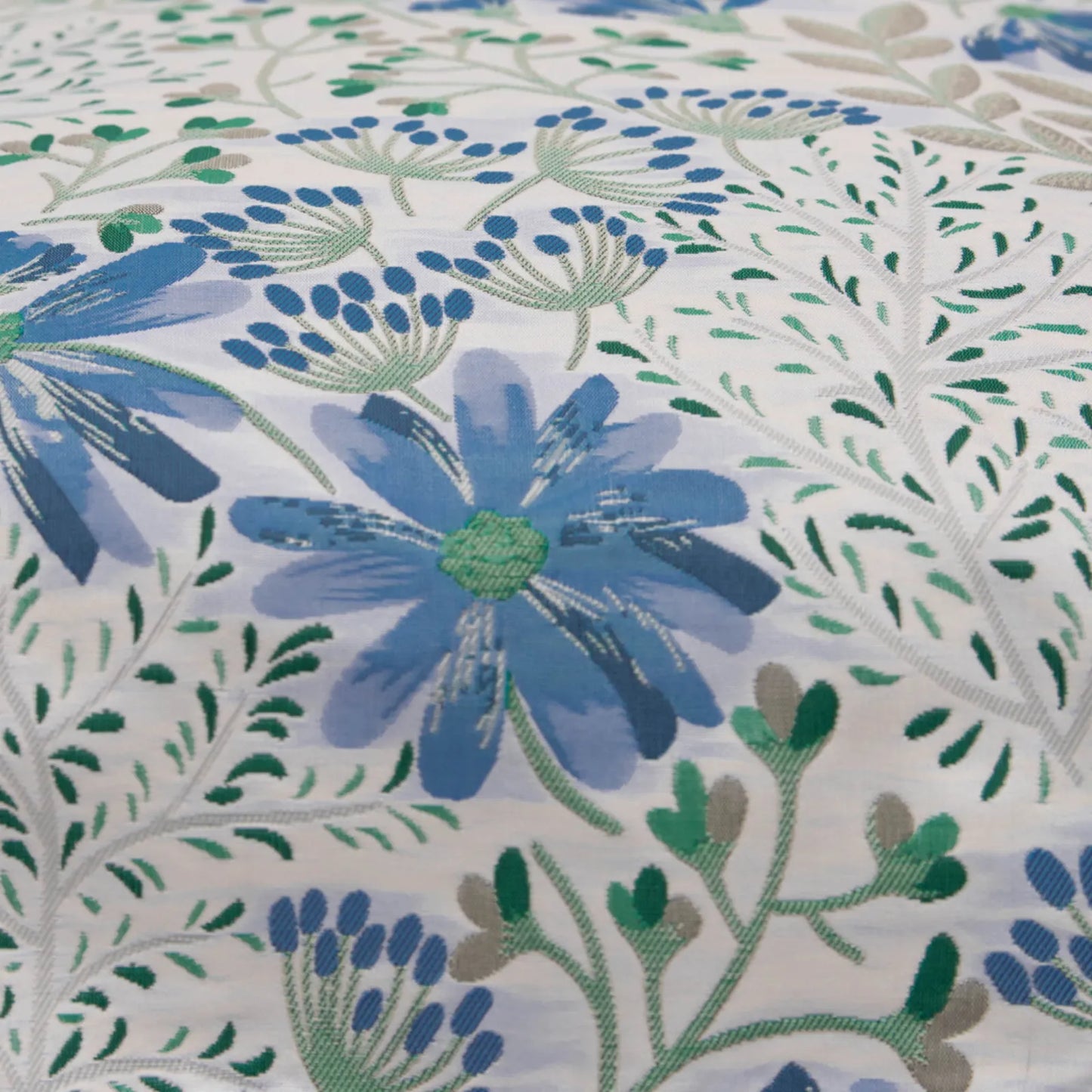 Aflangt pudebetræk fra Dagny med blå blomster (detalje)