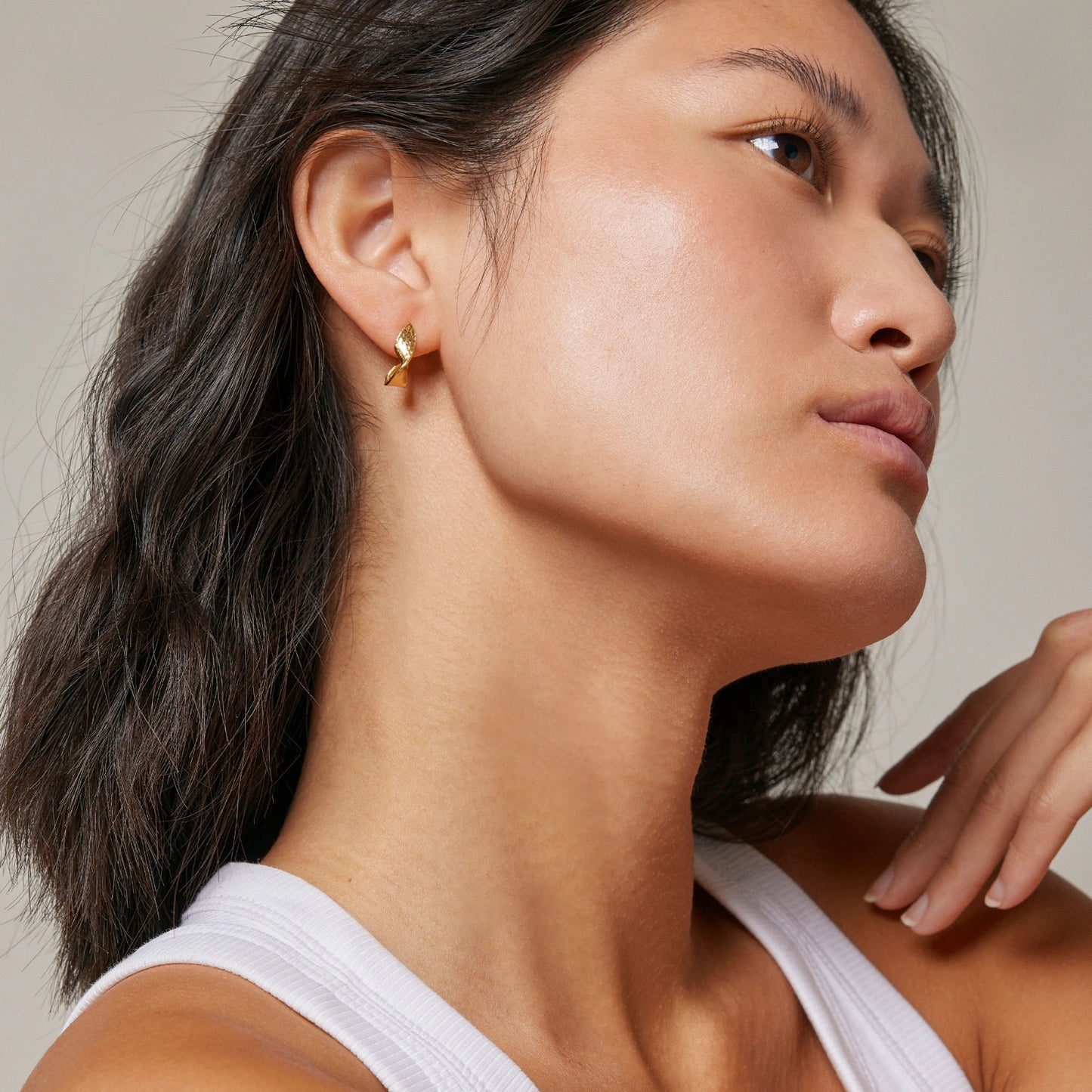 Daia Hoops fra Enamel i forgyldt sølv på model
