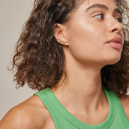 Juno Studs fra Enamel Copenhagen i forgyldt sølv på model2