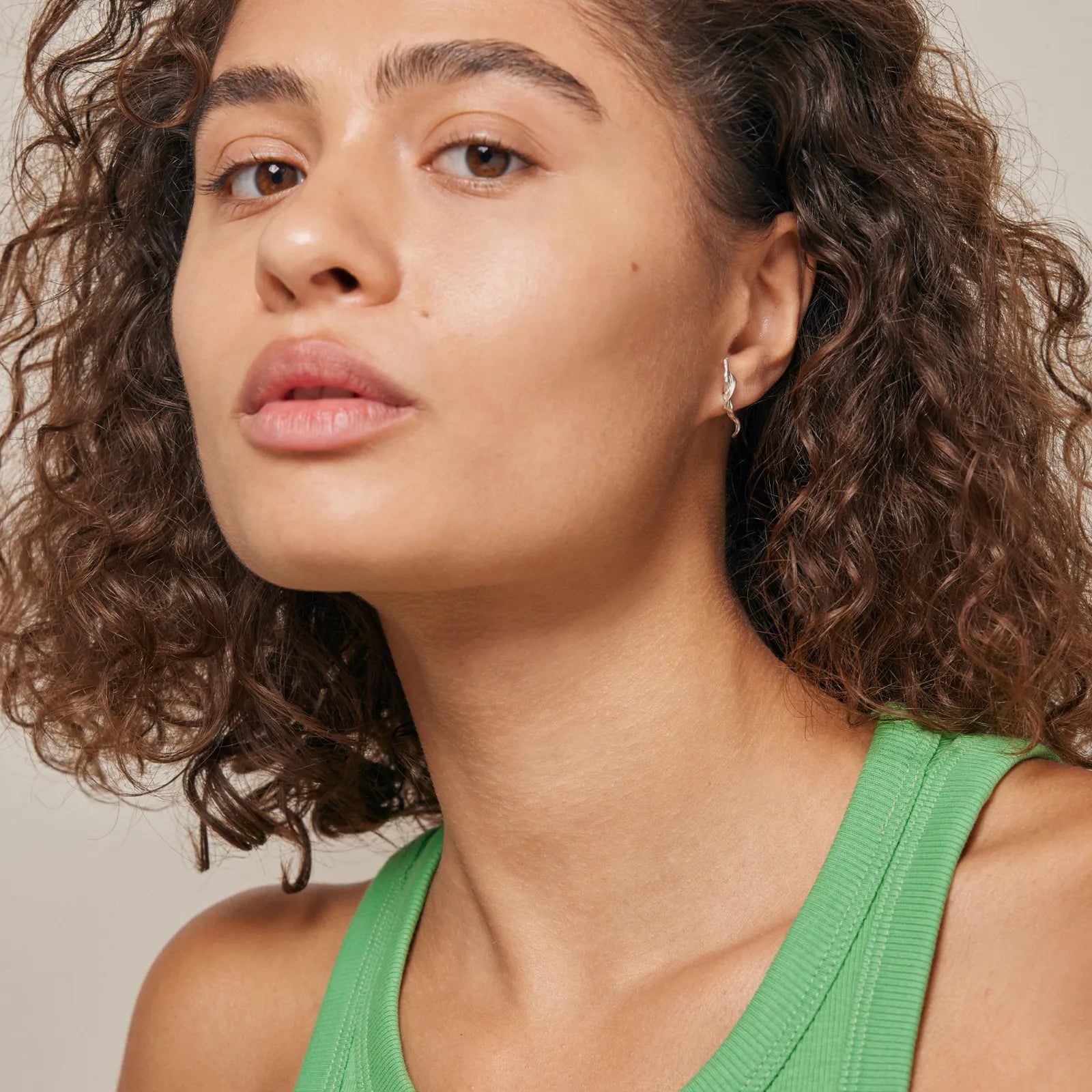 Juno Studs fra Enamel Copenhagen i sølv på model