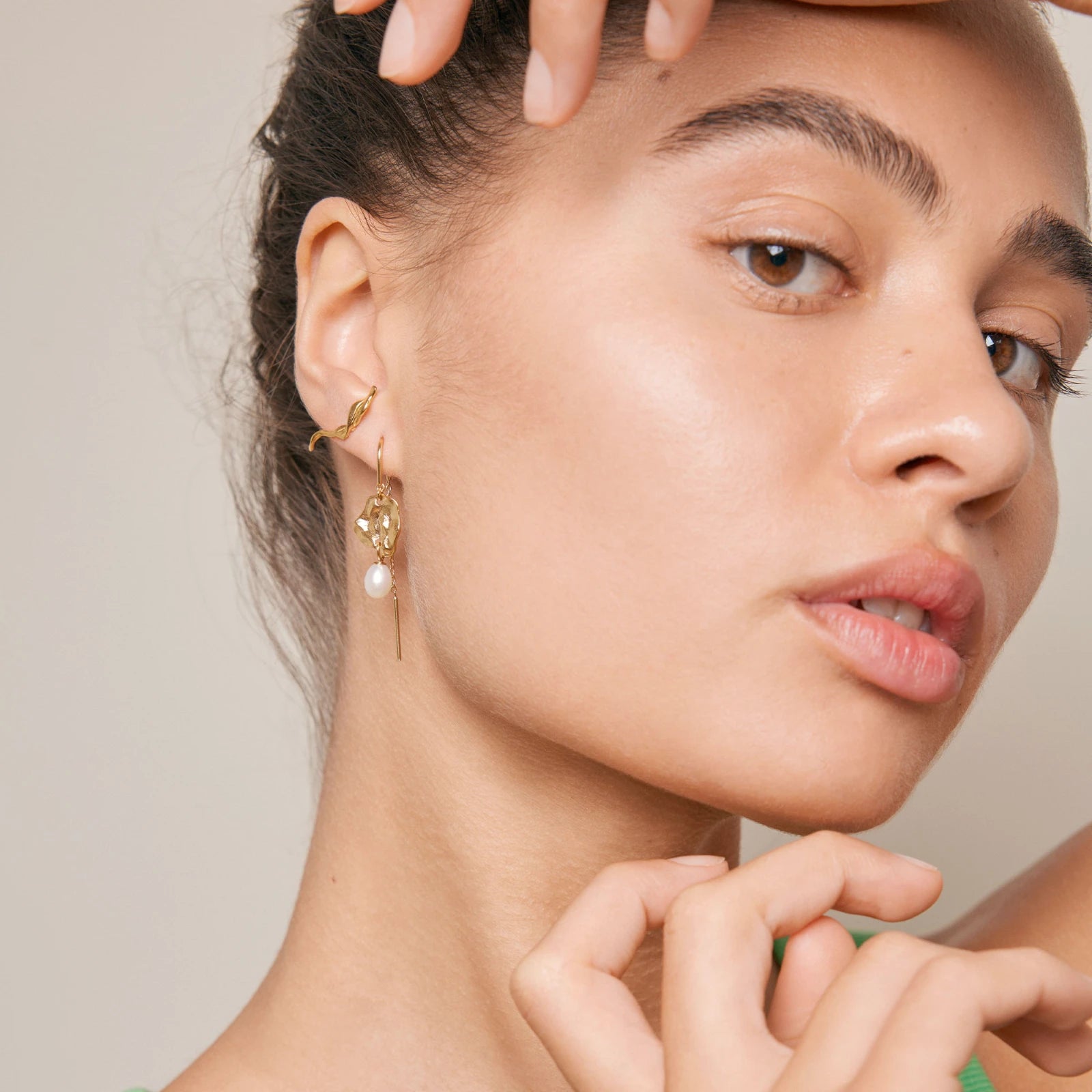 Juno Studs fra Enamel Copenhagen i forgyldt sølv på model