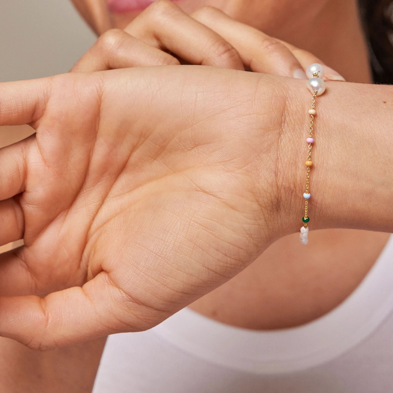 Lola Perla armbånd fra Enamel i Dreamy på model