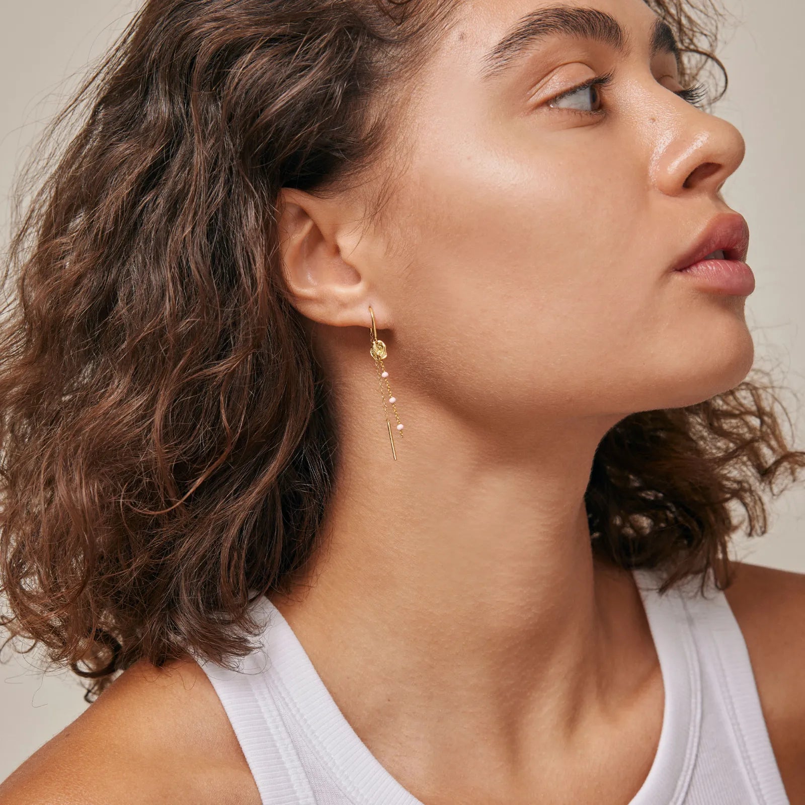 Lola Refined øreringe fra Enamel på model